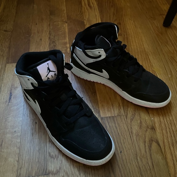 Air Jordans Retro Mid - Picture 3 of 3